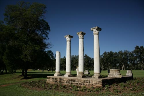 Columnas del  Royal Dar es Salam Red Course