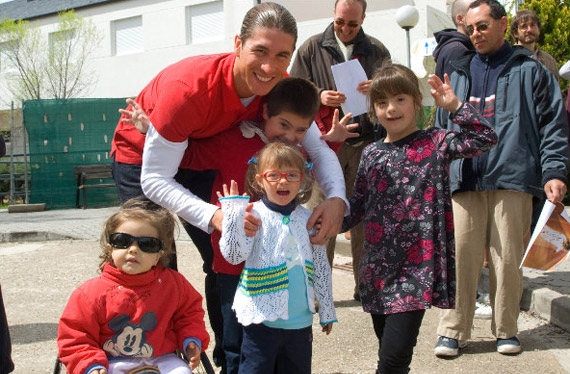 Sergio Ramos en su visita a la Fundación APASCOVI