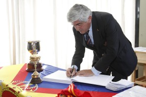 Gonzaga Escauriaza firma en el libro de adhesiones