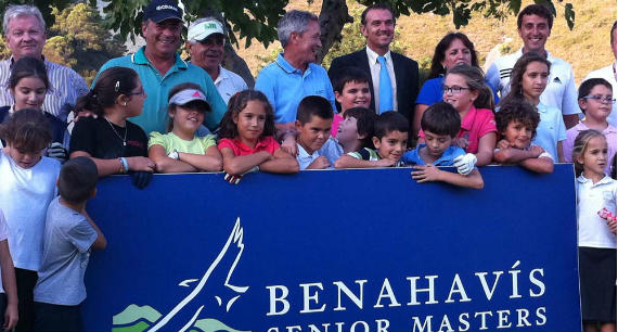Juan Quirós, Manuel Piñero, Manuel Moreno y Constantino Rocca, con los niños del clinic