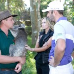 Chadd, del Cavershem Wildlife Park, con Dustin Johnson y Paulina Gretzky (foto de Travis Hayto)