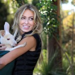 Paulina Gretzky con Crumbles, la cría de canguro (foto de SMP Images)