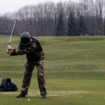 Un manifestante improvisa un golpe en el campo de la residencia privada de Yanukóvich