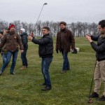 Manifestantes improvisan en el campo de la residencia privada de Yanukóvich